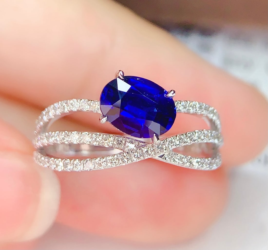 18K Gold Natural Sapphire Ring: Title: 18K Gold Natural Sapphire Ring Description: This ring features a natural sapphire as the centerpiece, showcasing a perfect blend of rich gold hues and cool white brilliance. The sapphire's mini