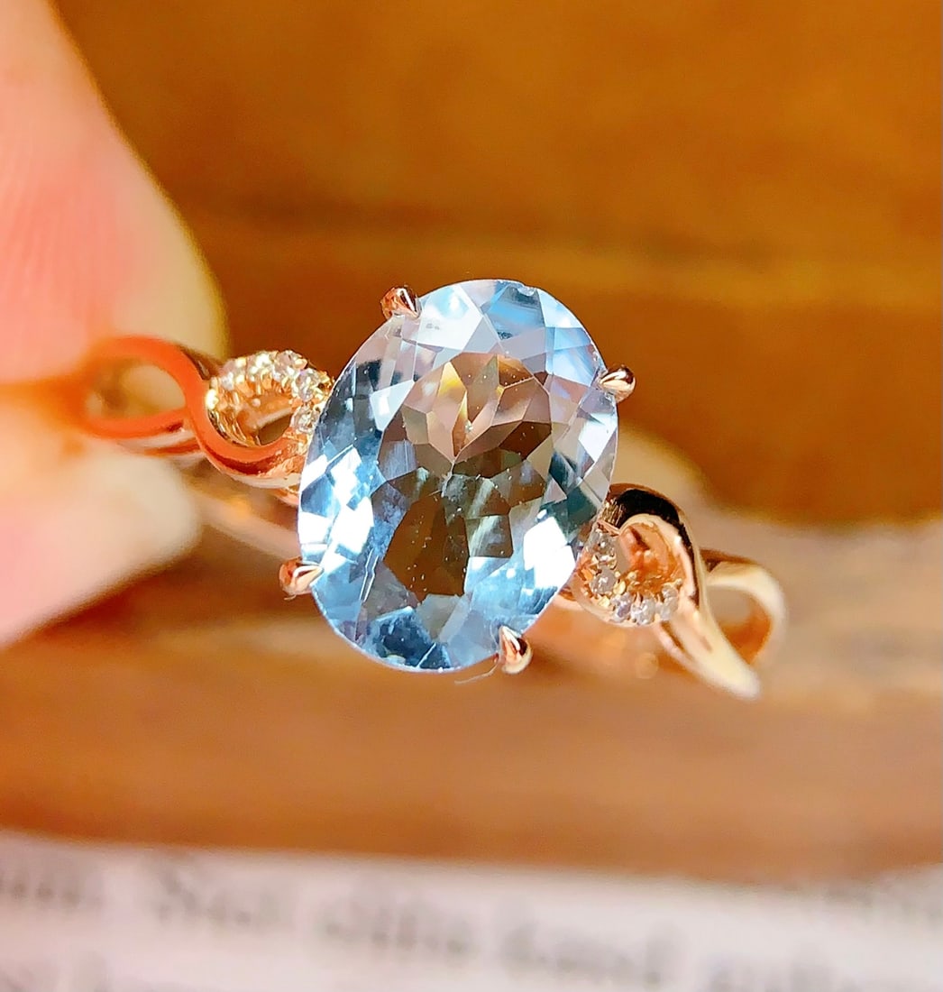 18K Gold Natural Aquamarine Ring: Title: 18K Gold Natural Aquamarine Ring Description: This ring is crafted in 18K gold, featuring a natural aquamarine that exudes a rich golden sheen and cool white hue. The main stone weighs 1.4