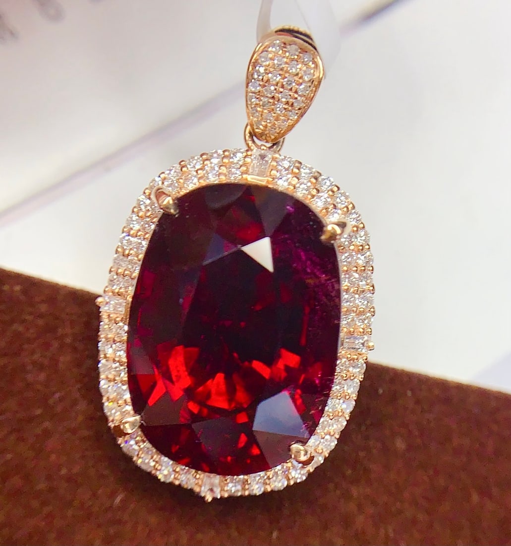 18K Gold Natural Tourmaline Pendant: Title: 18K Gold Natural Tourmaline Pendant Description: This pendant features a natural tourmaline as the centerpiece, showcasing a rich golden hue and cool white brilliance. The large diameter tourma