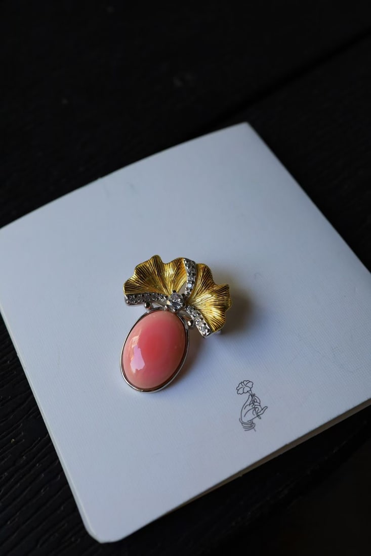 Gold-Plated Sterling Silver Natural Queen Conch Brooch: Title: Gold-Plated Sterling Silver Natural Queen Conch Brooch Description: This brooch draws inspiration from the Queen Conch, featuring natural Queen Conch with an enchanting pink hue. Crafted from