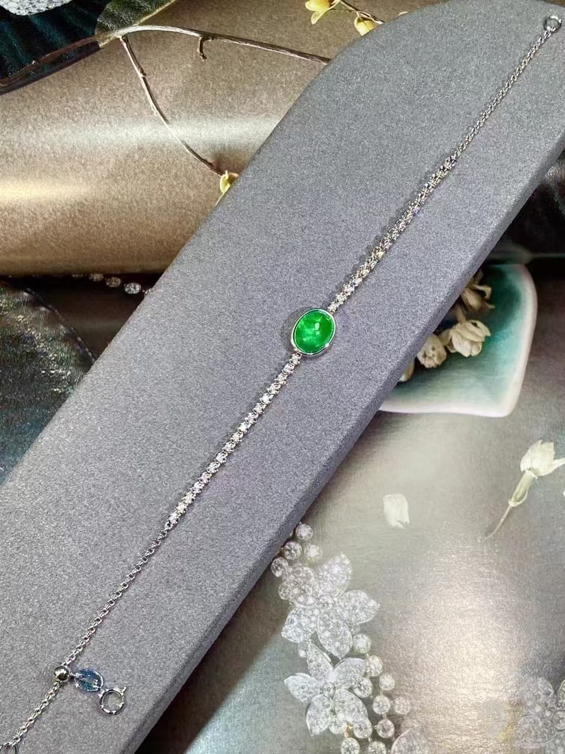 18K Gold Natural Emerald Bracelet: Title: 18K Gold Natural Emerald Bracelet Description: This bracelet features 18K gold with a natural emerald as the centerpiece, showcasing an exquisite blend of rich gold and cool white hues. The