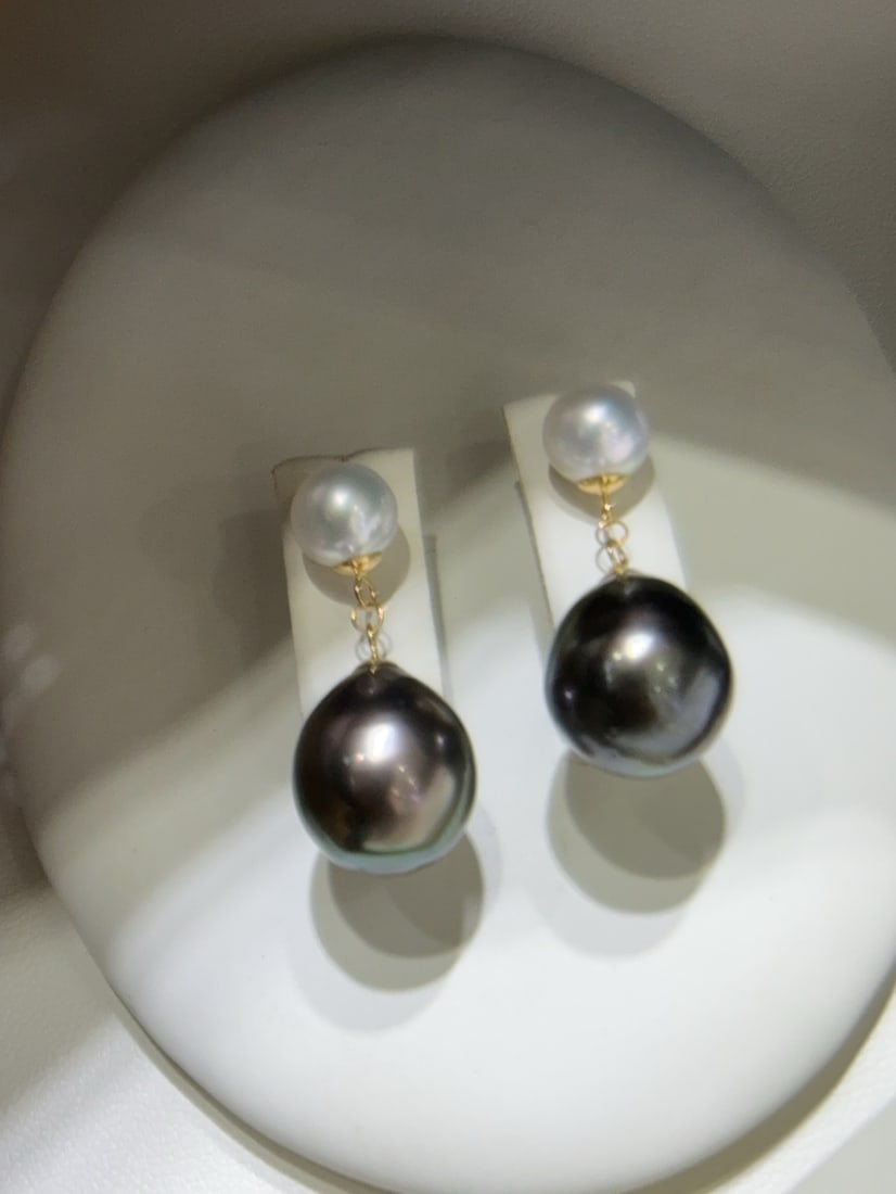 S925 Silver Aurora Freshwater Pearl Earrings: Title: S925 Silver Aurora Freshwater Pearl Earrings Description: These earrings feature natural aurora freshwater pearls with a rich golden and cool white luster, perfectly flawless in their round sha