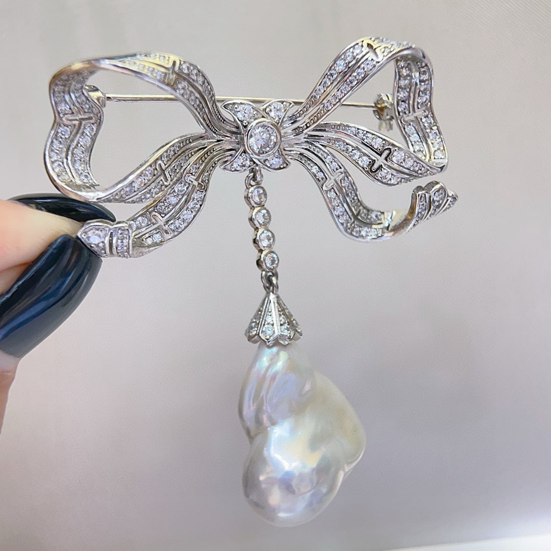 S925 Silver Baroque Pearl Brooch: Title: S925 Silver Baroque Pearl Brooch Description: This brooch features a Baroque pearl set in S925 silver, showcasing rich gold and cool white hues. The natural texture and minimal blemish of the p