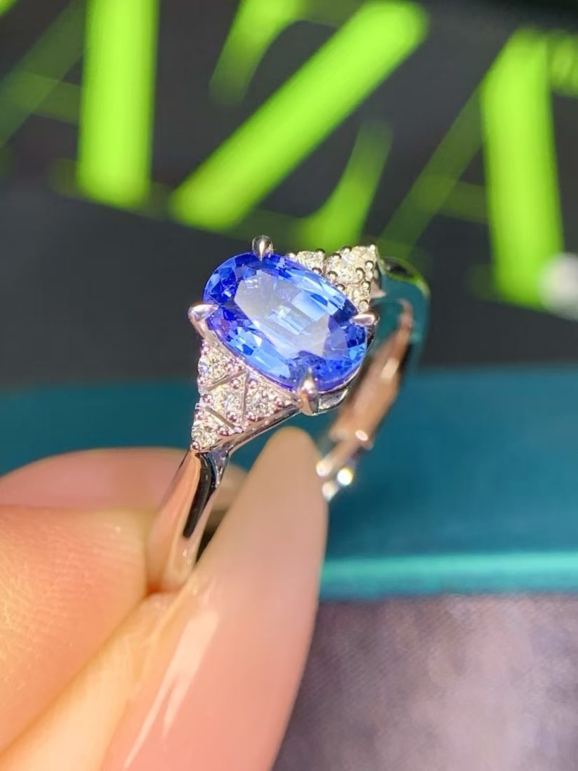 18K Gold Natural Sapphire Ring: Title: 18K Gold Natural Sapphire Ring Description: This ring features an 18K gold base with a natural sapphire, showcasing a perfect blend of rich gold and cool white. The main stone weighs 1.41 carat