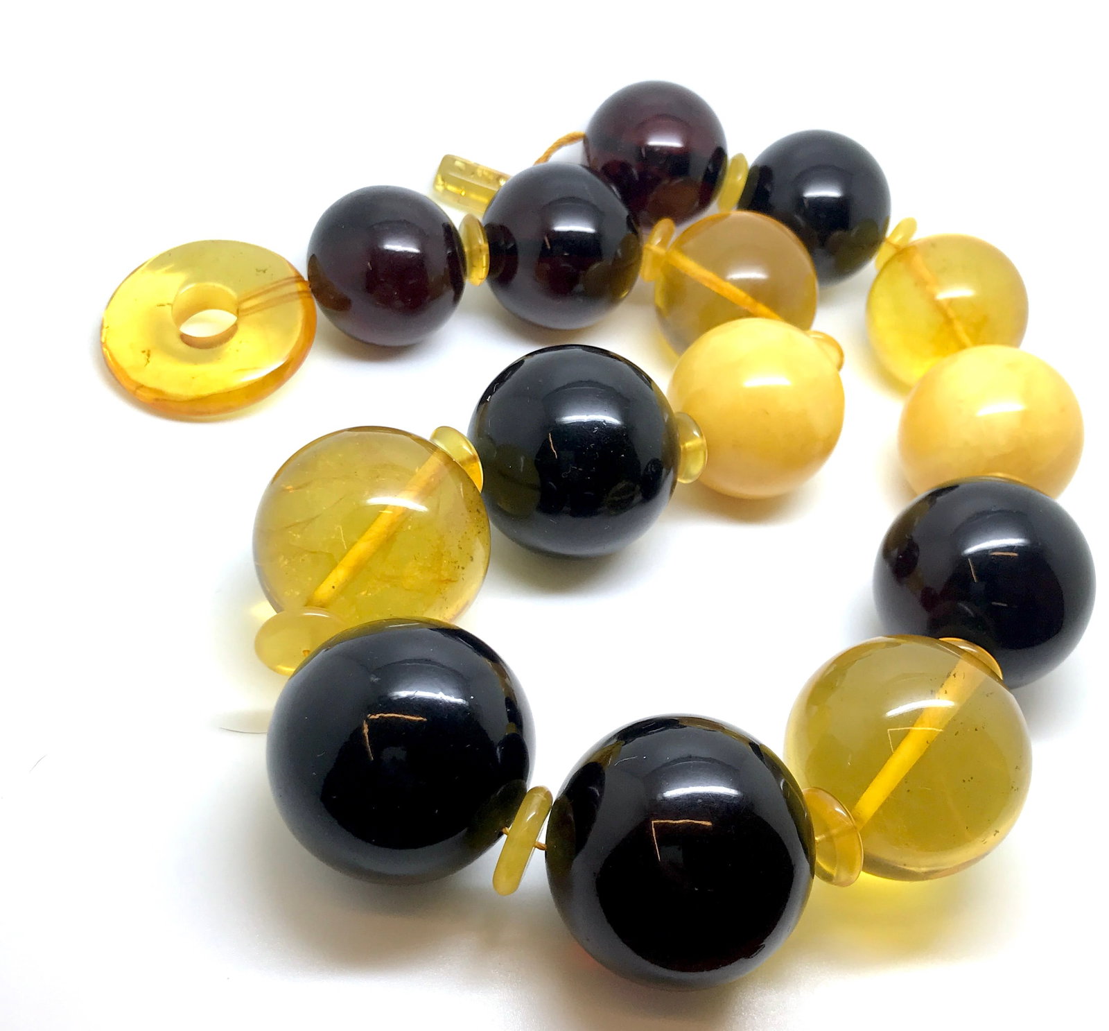 Alluring Vintage Amber Necklace made from Round Amber beads - 3