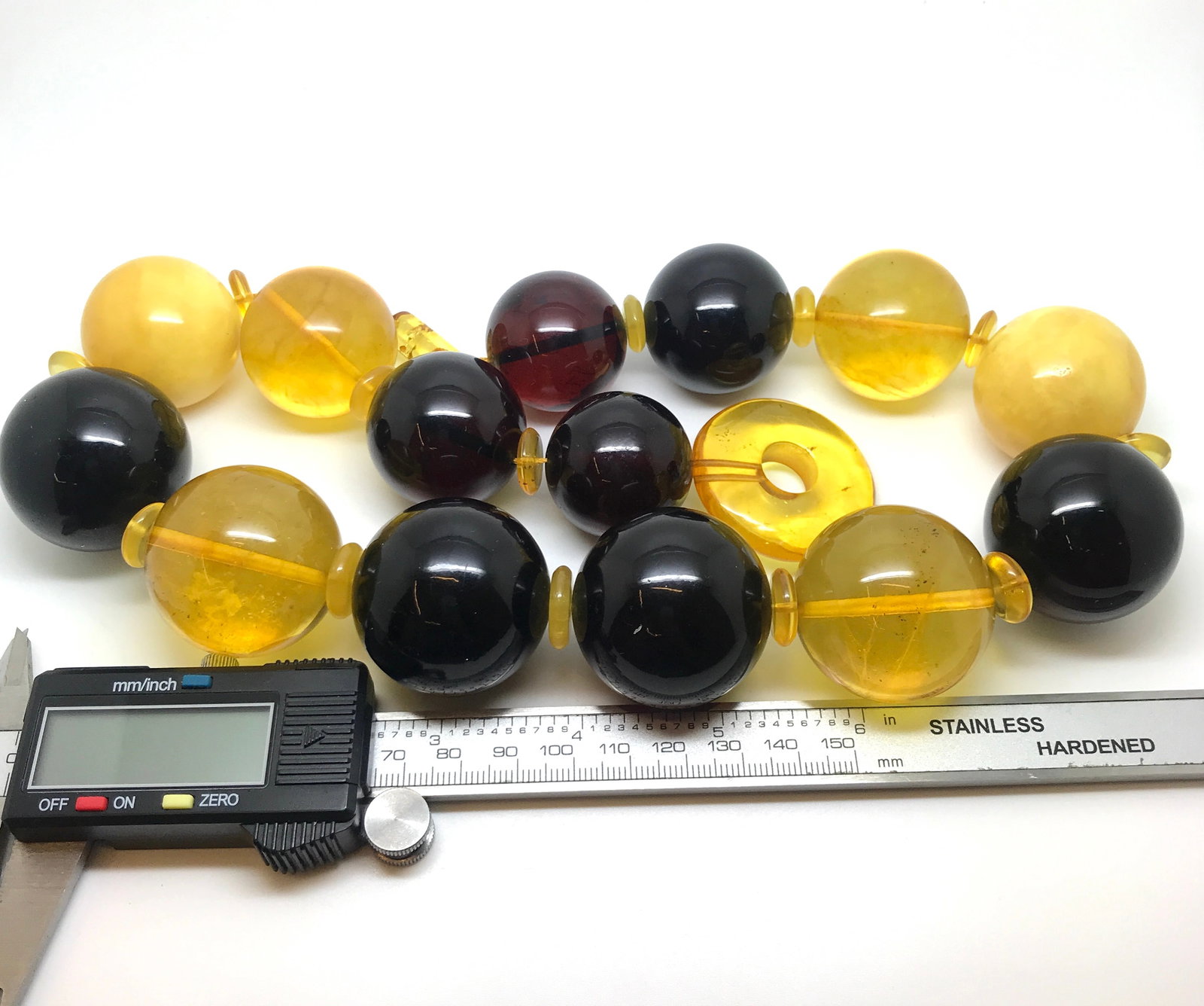 Alluring Vintage Amber Necklace made from Round Amber beads - 4