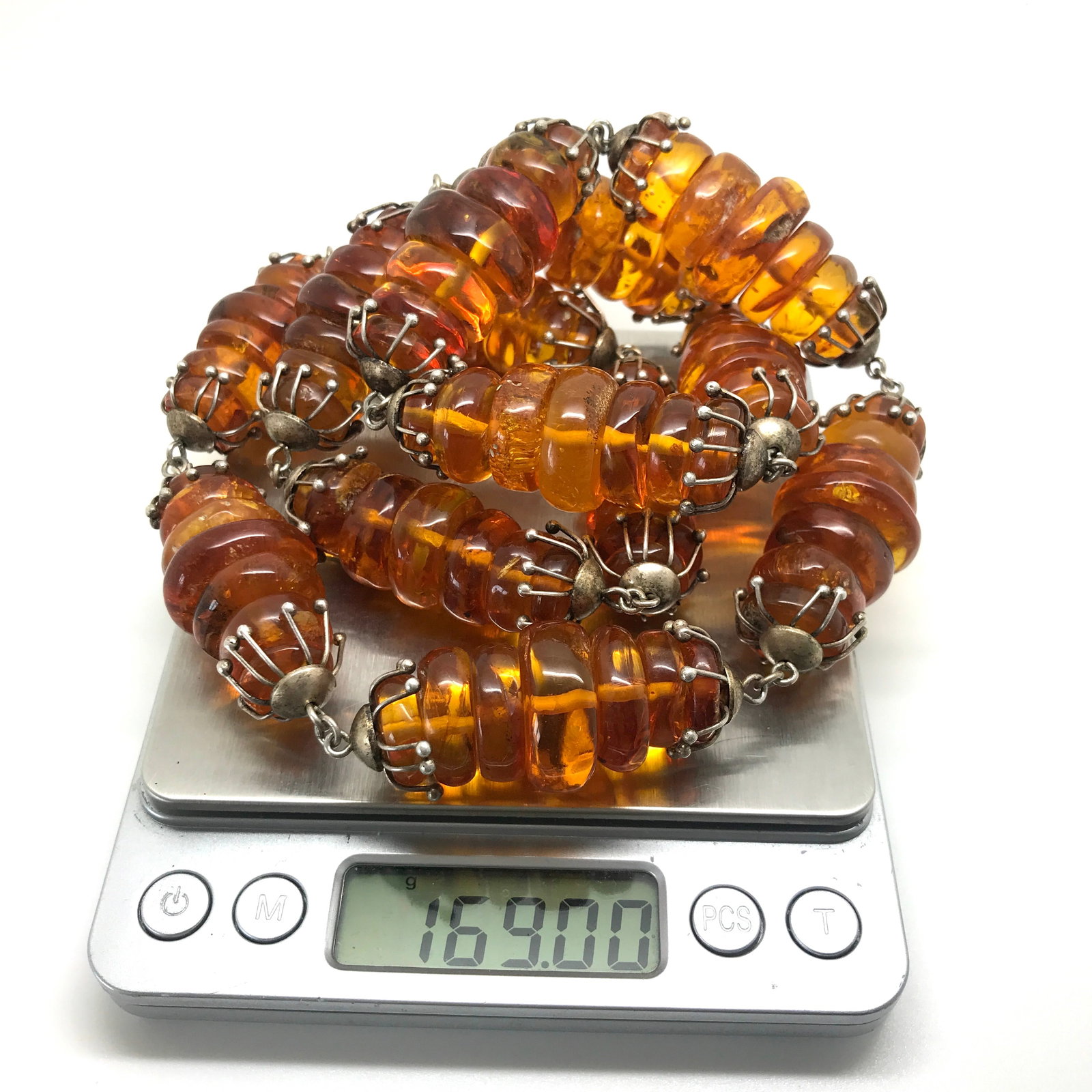 Stunning Vintage Amber Necklace made from Oval shaped Amber beads: Title: Stunning Vintage Amber Necklace made from Oval shaped Amber beads Metal: Brass Gemstone: Amber Weight: 169.0 g Size: Bead size: 21.7 x 52.0 mm Bead size: 0.854 x 2.047 inches Made of: