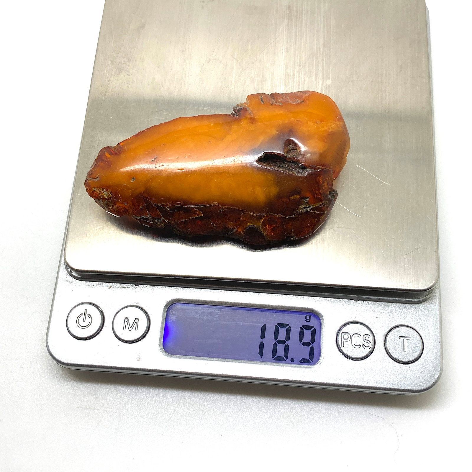 Beautiful Vintage Amber Brooch: Title: Beautiful Vintage Amber Brooch Metal: Brass Gemstone: Amber Weight: 18.9 g Size: Size: 70.0 x 41.1 x 11.0 mm Size: 2.756 x 1.618 x 0.433 inches Made of: (Reconstituted Amber or Whole Stone): Wh