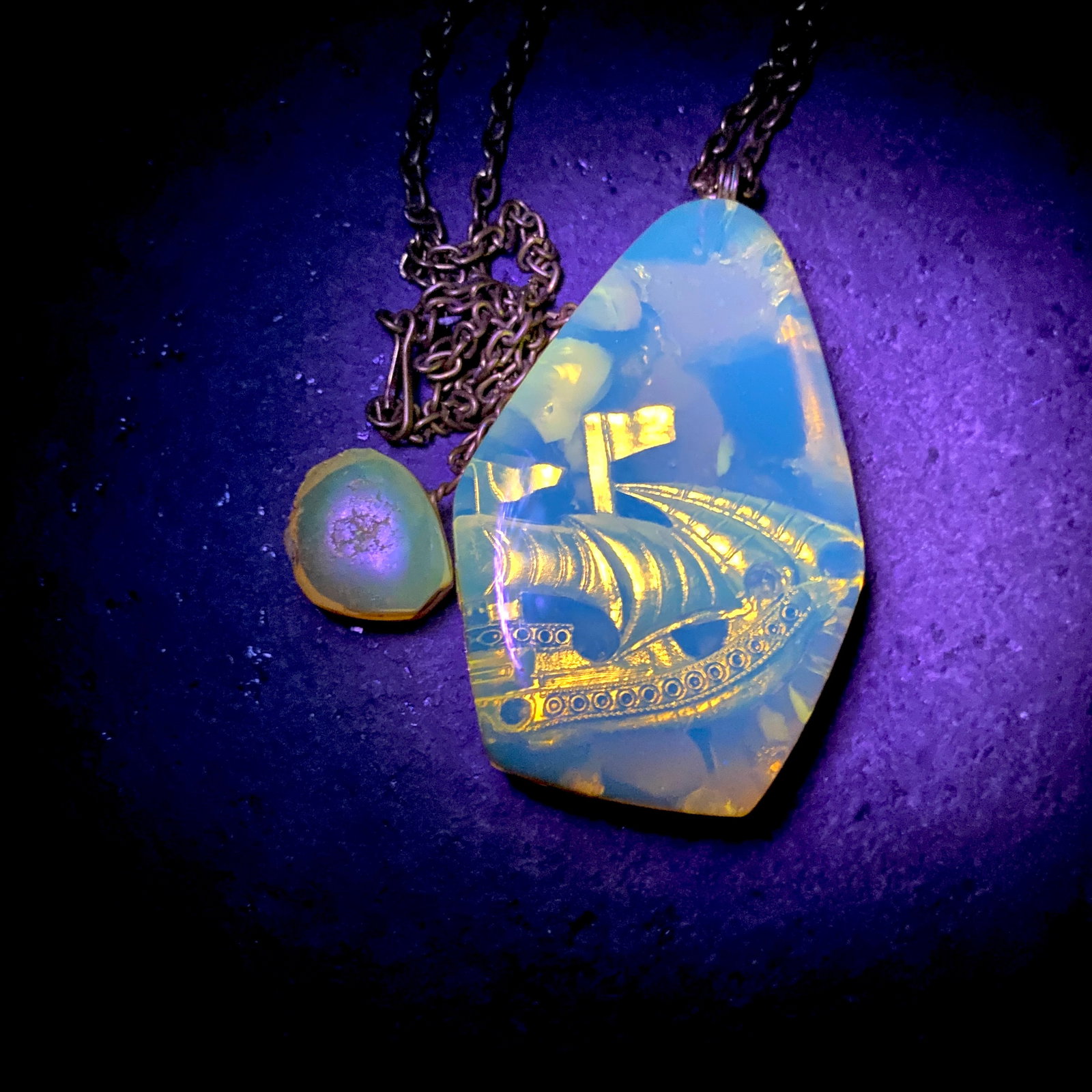 Amazing Vintage Amber Pendant with chain, shaped like a Drop - 2