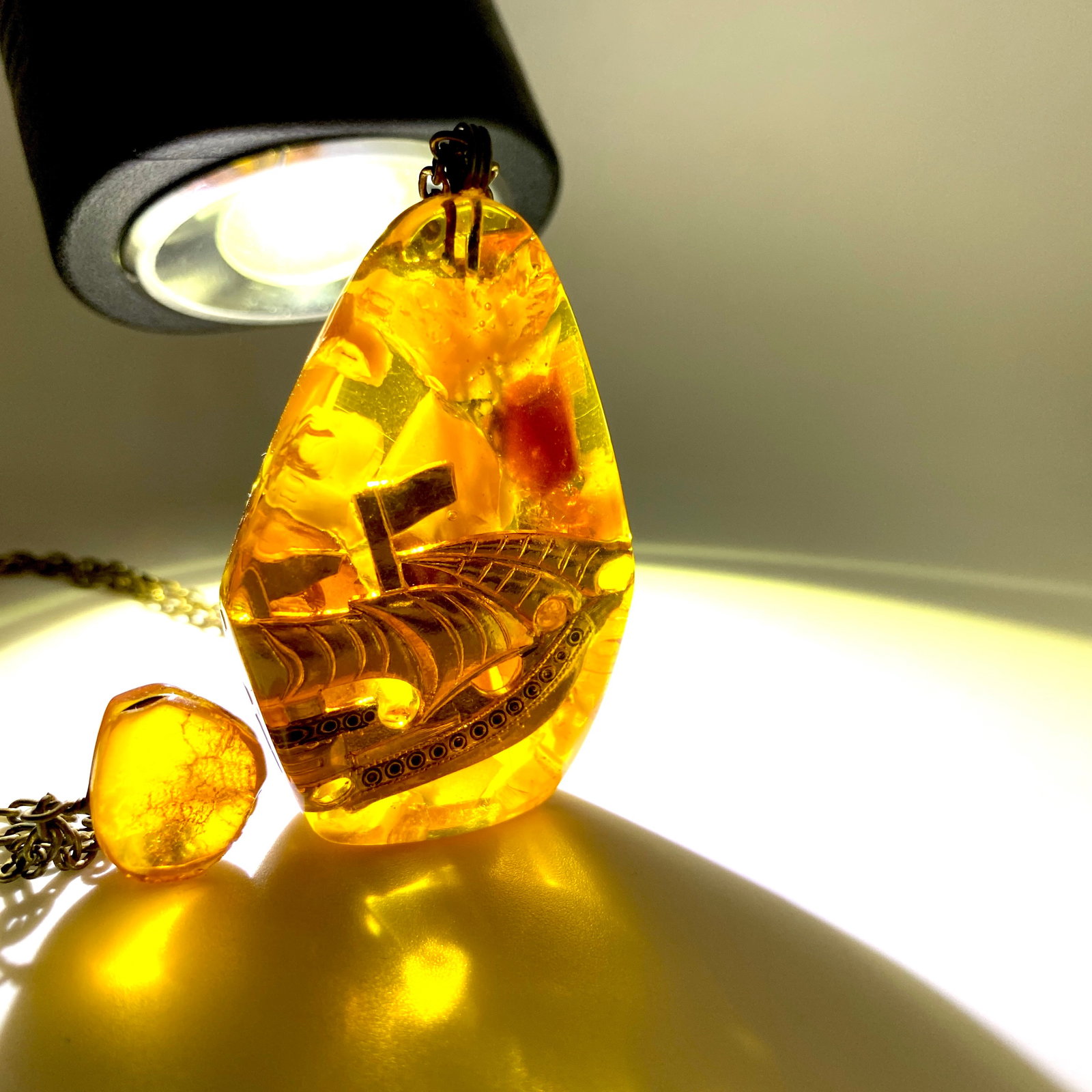 Amazing Vintage Amber Pendant with chain, shaped like a Drop - 3