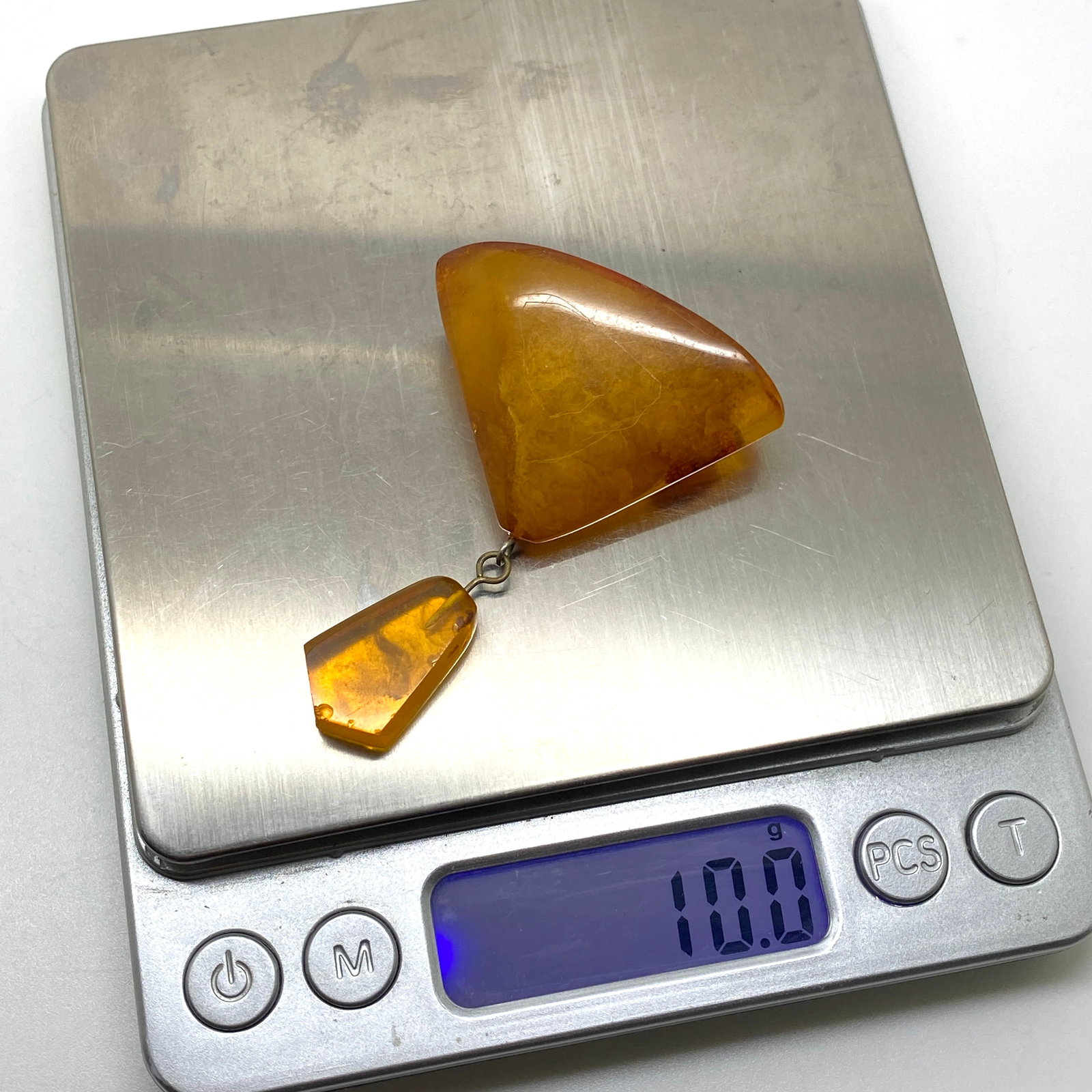 Unique and Beautiful Amber Brooch: Title: Unique and Beautiful Amber Brooch Metal: None Gemstone: Amber Weight: 10.0 g Size: Size: 42.0 x 60.0 x 11.7 mm Size: 1.654 x 2.362 x 0.461 inches Made of: (Reconstituted Amber or Whole Stone):