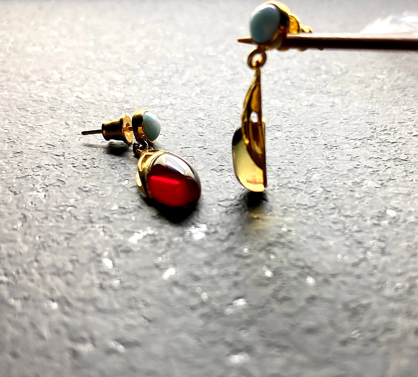 Beautiful Amber Earrings with Larimar: Title: Beautiful Amber Earrings with Larimar Metal: 925 Silver-Gold Plated Gemstone: Amber Weight: 3.6 g Size: Size: 30.0 x 9.0 x 6.0 mm Size: 1.181 x 0.354 x 0.236 inches Made of: (Reconstituted