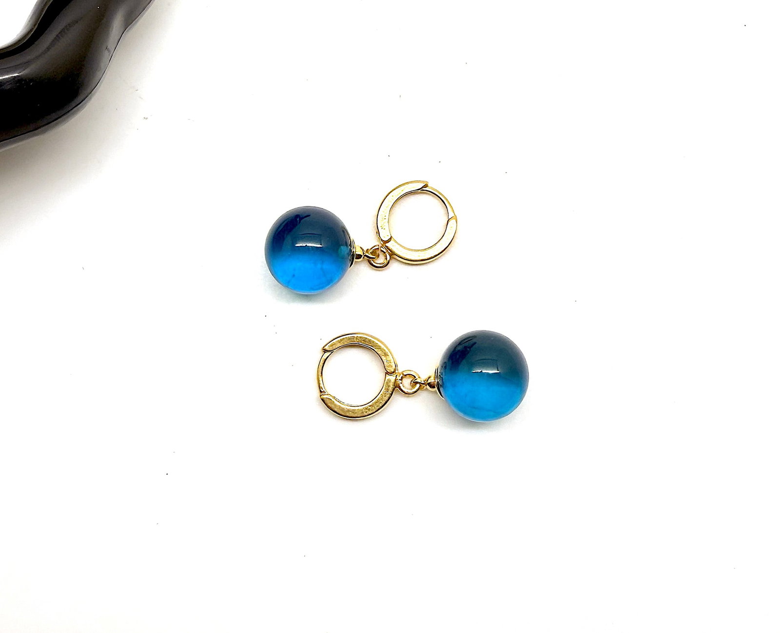 Fascinating Amber Earrings: Title: Fascinating Amber Earrings Metal: 925 Silver-Gold Plated Gemstone: Amber Weight: 4.2 g Size: Size: 12.0 x 12.0 x 26.0 mm Size: 0.472 x 0.472 x 1.024 inches Made of: (Reconstituted Amber or