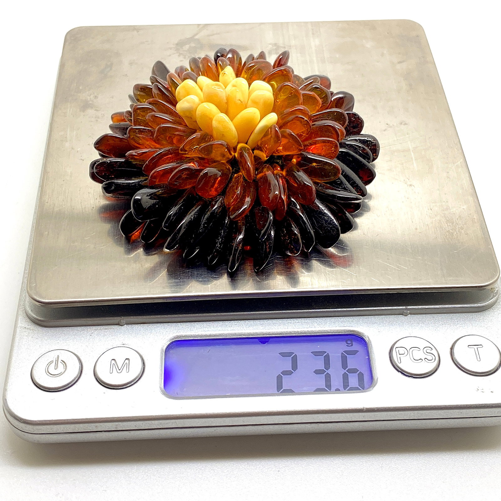 Stunning Amber Brooch: Title: Stunning Amber Brooch Metal: None Gemstone: Amber Weight: 23.6 g Size: Size: 70.0 x 70.0 x 20.0 mm Size: 2.756 x 2.756 x 0.787 inches Made of: (Reconstituted Amber or Whole Stone):