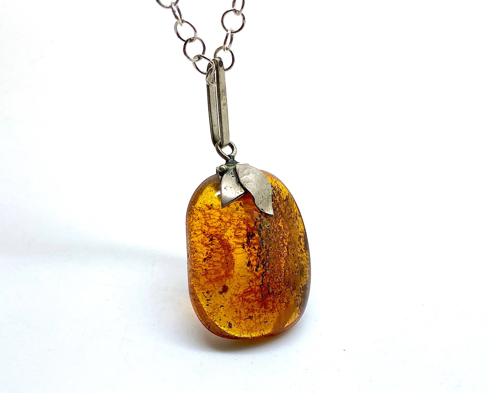 Staggering Vintage Amber Necklace made from Cabochon shaped Amber beads: Title: Staggering Vintage Amber Necklace made from Cabochon shaped Amber beads Metal: Metal Gemstone: Amber Weight: 4.0 g Size: Bead size: 17.5 mm Bead size: 0.689 inches Made of: (Reconstituted