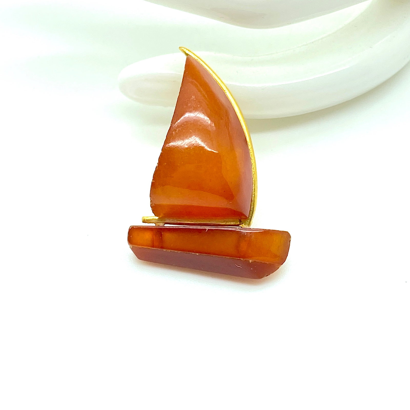 Splendid Vintage Amber Brooch: Title: Splendid Vintage Amber Brooch Metal: None Gemstone: Amber Weight: 3.8 g Size: Size: 33.0 x 25.0 x 13.0 mm Size: 1.299 x 0.984 x 0.512 inches Made of: (Reconstituted Amber or Whole Stone):