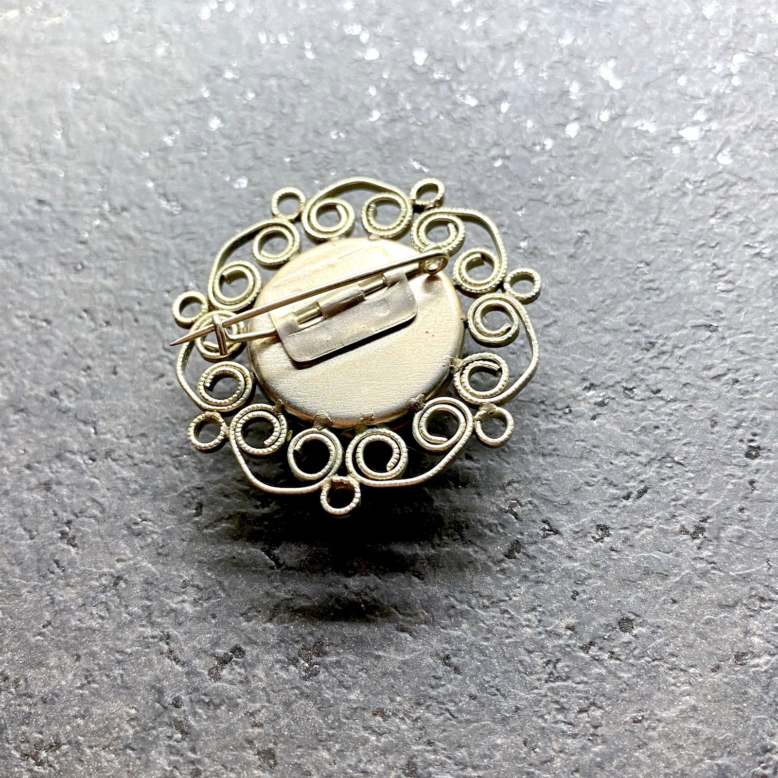 Amazing Vintage Amber Brooch: Title: Amazing Vintage Amber Brooch Metal: Metal Gemstone: Amber Weight: 8.4 g Size: Size: 36.0 x 36.0 x 12.0 mm Size: 1.417 x 1.417 x 0.472 inches Made of: (Reconstituted Amber or Whole Stone):