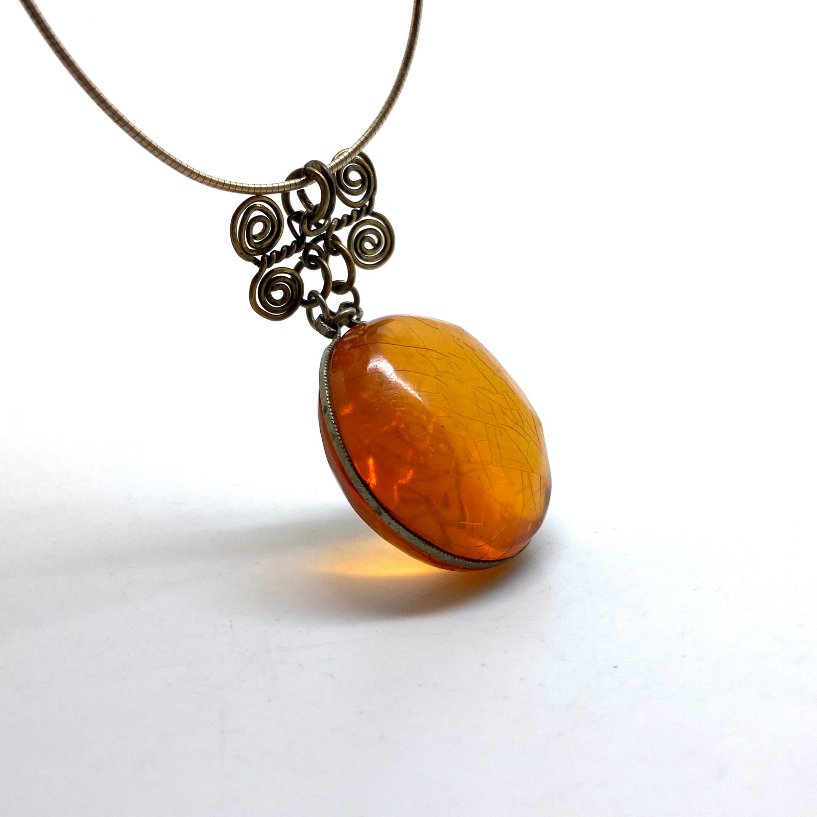 Impressive Vintage Amber Pendant shaped like a Drop: Title: Impressive Vintage Amber Pendant shaped like a Drop Metal: Metal Gemstone: Amber Weight: 10.0 g Size: Size: 47.0 x 30.0 x 15.0 mm Size: 1.85 x 1.181 x 0.591 inches Made of: (Reconstituted