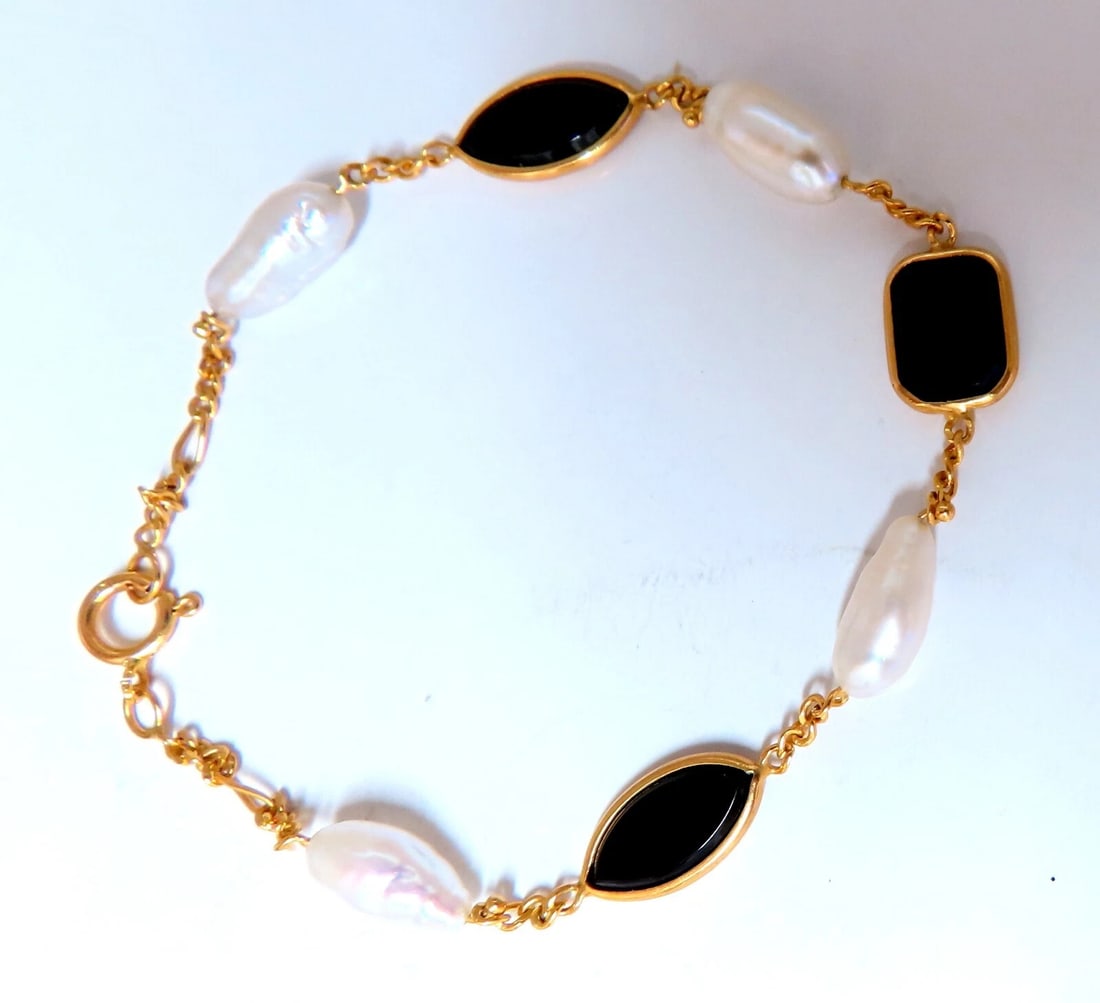 Fresh water pearls onyx bracelet 14kt gold**: Title: Fresh water pearls onyx bracelet 14kt gold** Description: Freshwater pearls and onyx bracelet. 11 x 4mm pearls 8 x7mm onyx 6.5 inches 14kt yellow gold 4 grams ....*. Reserve: $27