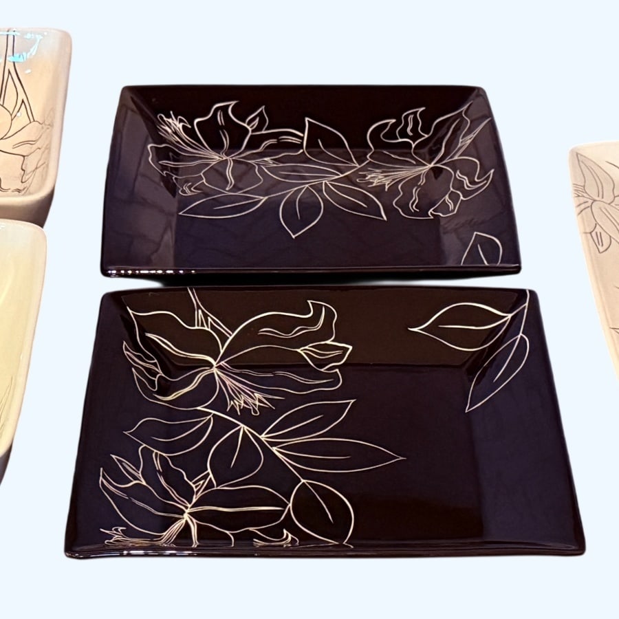 Laurie Gates "Antilles" Ceramic Serving Set, Designed in California: A contemporary serving set from Laurie Gates, featuring a "Antilles" design. This lot includes two square serving bowls (approximately 8" x 8" x 3.5"), two square serving plates/dinner plates