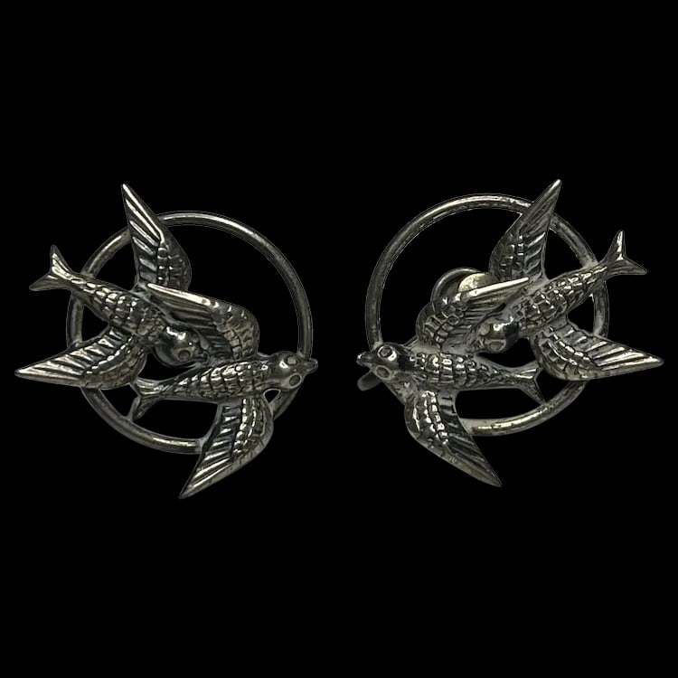 Vintage BEAU Sterling Silver Flying Bird Screw Back Earrings: Title: Vintage BEAU Sterling Silver Flying Bird Screw Back Earrings Description: Vintage BEAU Sterling Silver Flying Bird Screw Back Earrings Hallmarked BEAU Sterling Weighs 4.8 grams Measures Approx.