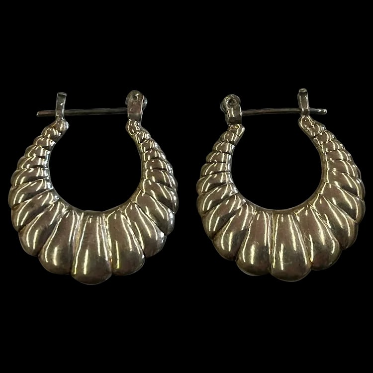 Vintage Sterling Silver Oval Hoop Earrings: Title: Vintage Sterling Silver Oval Hoop Earrings Description: Vintage Sterling Silver Oval Hoop Earrings Sterling silver Weighs 4.8 grams Measures Approx. 1 inch x 1 inch Reserve: $25.00 Shipping:
