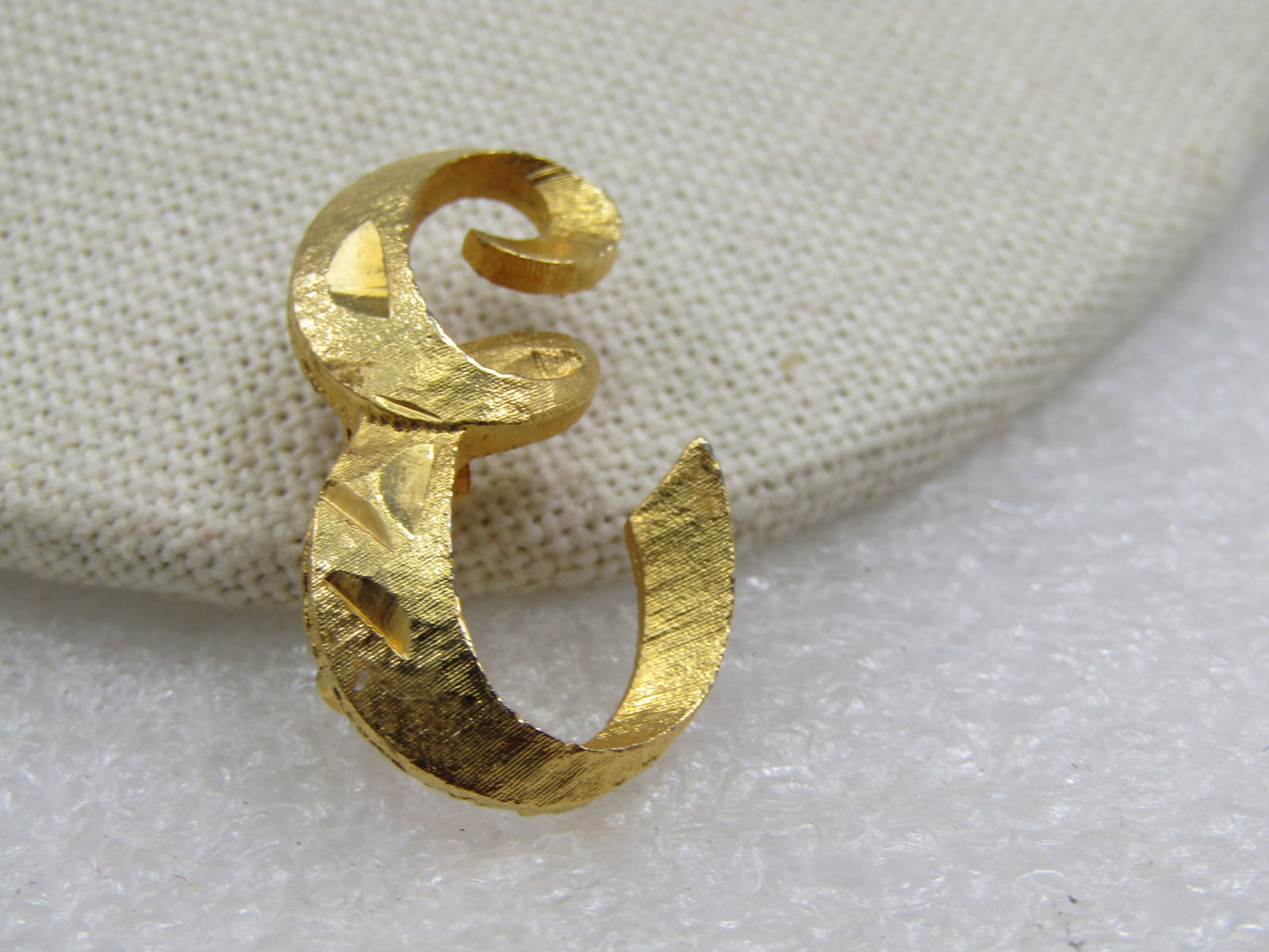Vintage Iniital E Brooch, 1960's-1970's, 1-1/8": Vintage Iniital E Brooch, 1960's-1970's, 1-1/8" tall and 3/4" wide. Brushed finish with diamond cut accents. Gold tone. Not signed by the maker. Very good condition. (W11321.4 SS6789 AZ LEB* LD