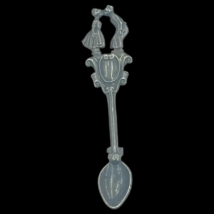 Vintage Sterling Silver Kissing Couple Spoon Brooch/Pin: Title: Vintage Sterling Silver Kissing Couple Spoon Brooch/Pin Description: s Reserve: $25.00 Shipping: Domestic: Flat-rate of $6.00 to anywhere within the contiguous U.S. International: Foreign shipp