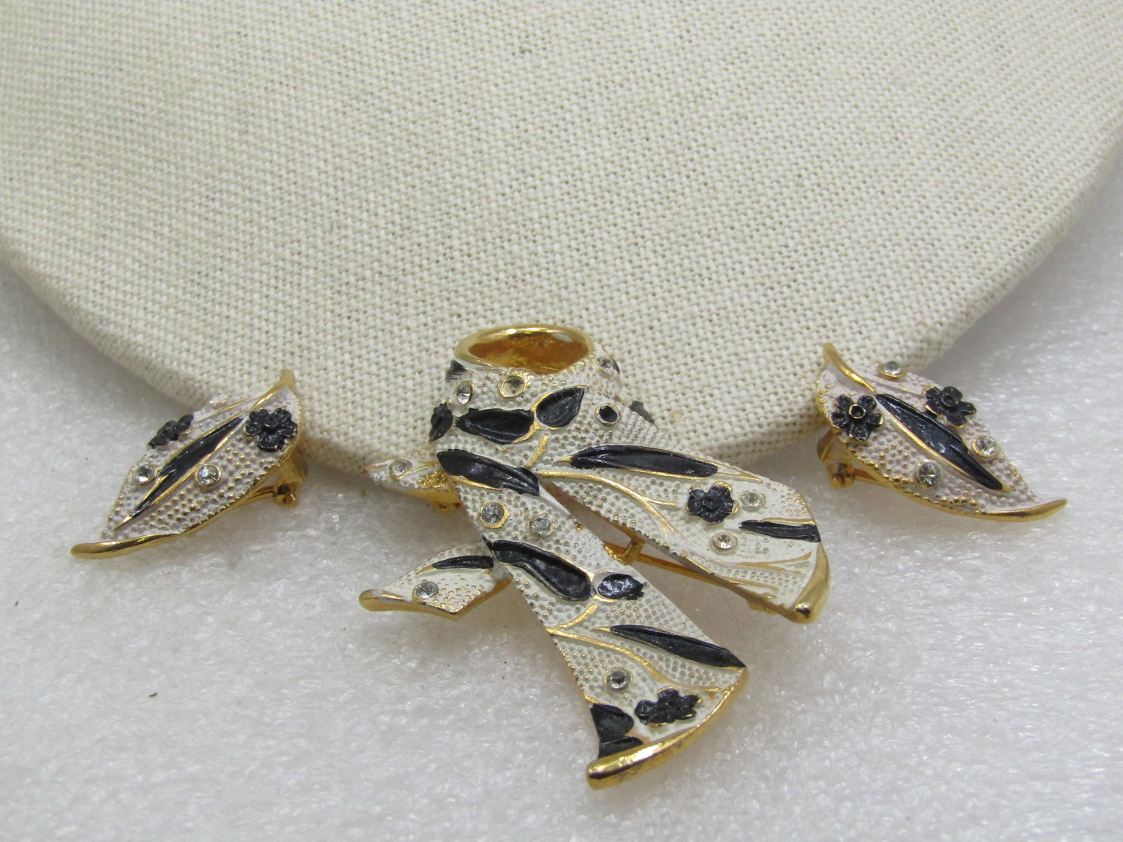 Vintage BSK Black & Tan Brooch & Clip Earrings Set: Vintage BSK Black & Tan Brooch & Clip Earrings Set. Looped enameled tan and black brooch that could also be a pendant if you slipped your own chain through the opening on top. It has a wrapped scarf