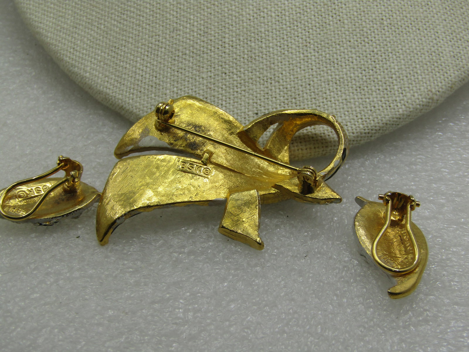 Vintage BSK Black & Tan Brooch & Clip Earrings Set - 3