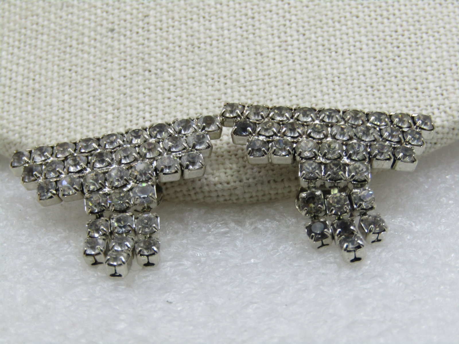 Vintage Rhinestone Shoe Clips, Triple Row and Strand Dangles, 1.25": Vintage Rhinestone Shoe Clips, Triple Row and Strand Dangles, 1.25" wide by 1-1/8" long. Four rows on top with three short triple dangling strands. Clear stones, some light graying on appx. 3 stones. 