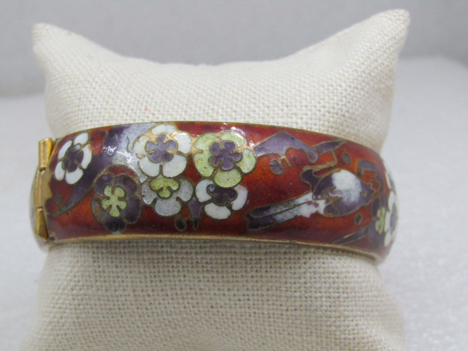 Vintage Chinese Cloisonne Hinged Bangle Bracelet, 7.75", 3/4" Wide, Pre Mid-Century: Vintage Chinese Cloisonne Hinged Bangle Bracelet, 7.75", 3/4" Wide, Pre Mid-Century. This has teal enameling on the inside of the band and a domed outside with a burnt red cloisonne background and