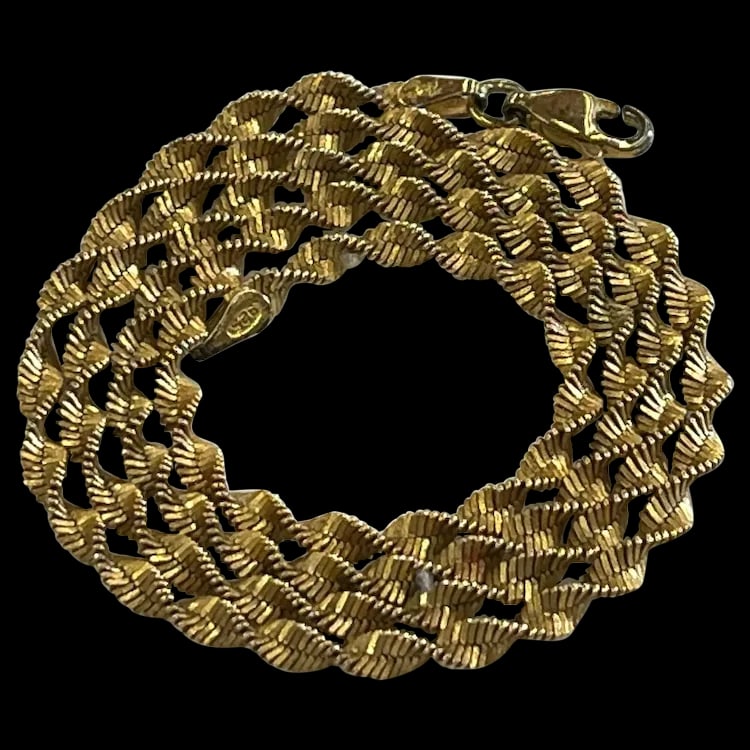 Vintage Twisted Italian Chain Necklace: Title: Vintage Twisted Italian Chain Necklace Description: Vintage Twisted Italian Chain Necklace Hallmarked 925, ITALY, SU Gold Plated Sterling Silver Weighs 8 grams Measures 18 inches Reserve: