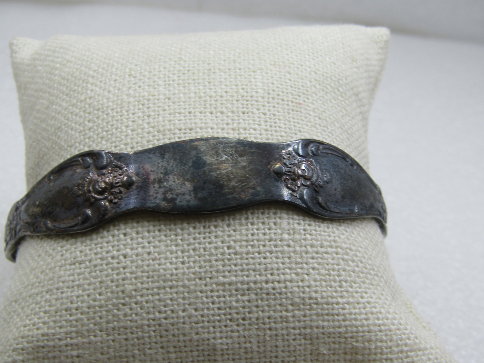 Vintage Wm. Rogers Oneida Spoon Silver Cuff Bracelet, 7.25: Vintage Wm. Rogers Oneida Spoon Silver Cuff Bracelet, 7.25. It is silver plated with a weight of appx. 10.95 gr. Can be engraved at center. Rose pattern to the design. It is bendable but should have
