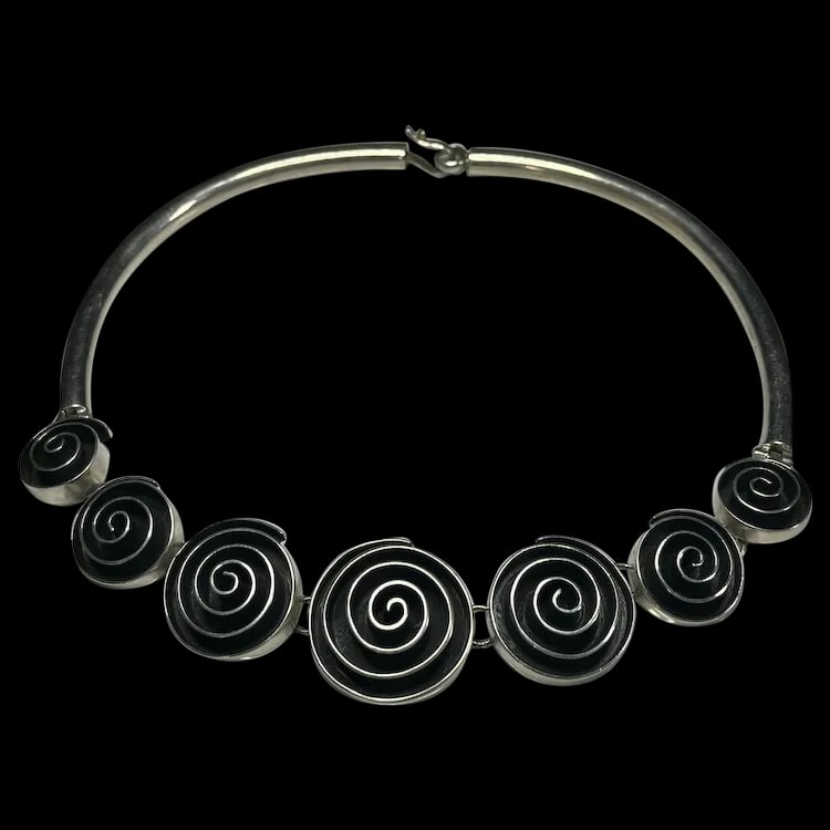 Vintage Mexico CII 925 100g Sterling Silver Spiral Choker/Necklace: Title: Vintage Mexico CII 925 100g Sterling Silver Spiral Choker/Necklace Description: Vintage Mexico CII 925 100g Sterling Silver Spiral Choker/Necklace Sterling Silver Weighs 101.6 grams Measures