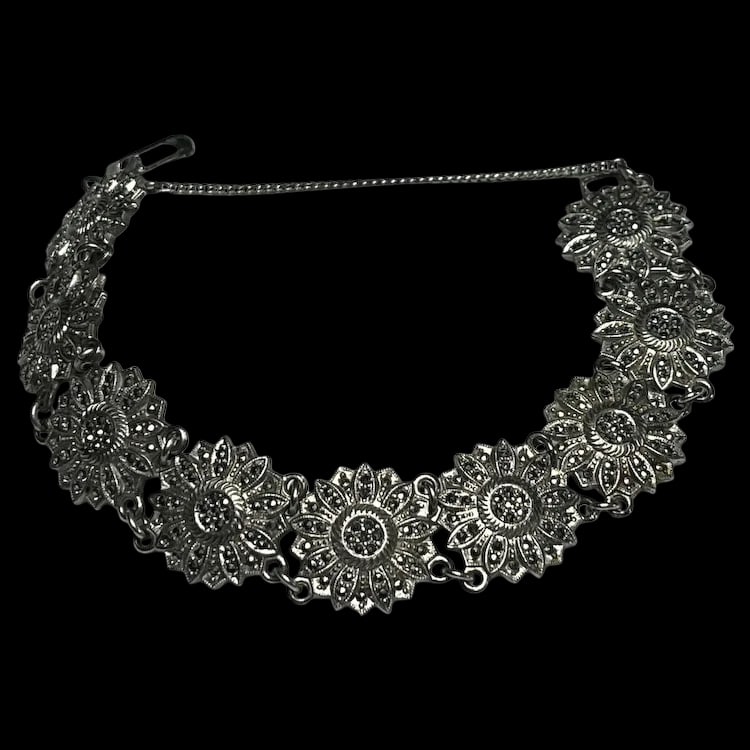 Vintage Marcasite Floral Link Sterling Silver Bracelet: Title: Vintage Marcasite Floral Link Sterling Silver Bracelet Description: Vintage Marcasite Floral Link Sterling Silver Bracelet Sterling Silver, Marcasite Weighs 30.8 grams Measures 7.5 inches lengt