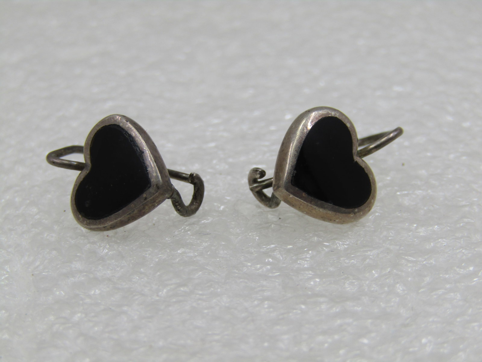 Vintage Sterling Inlaid Onyx Heart Earrings, Pierced, 2.94 gr.: Vintage Sterling Inlaid Onyx Heart Earrings, Pierced, 2.94 gr. These are slightly over 1/2 long stering locking hook post earrings. Marked .925, tested, and signed SU. They are in good condition with