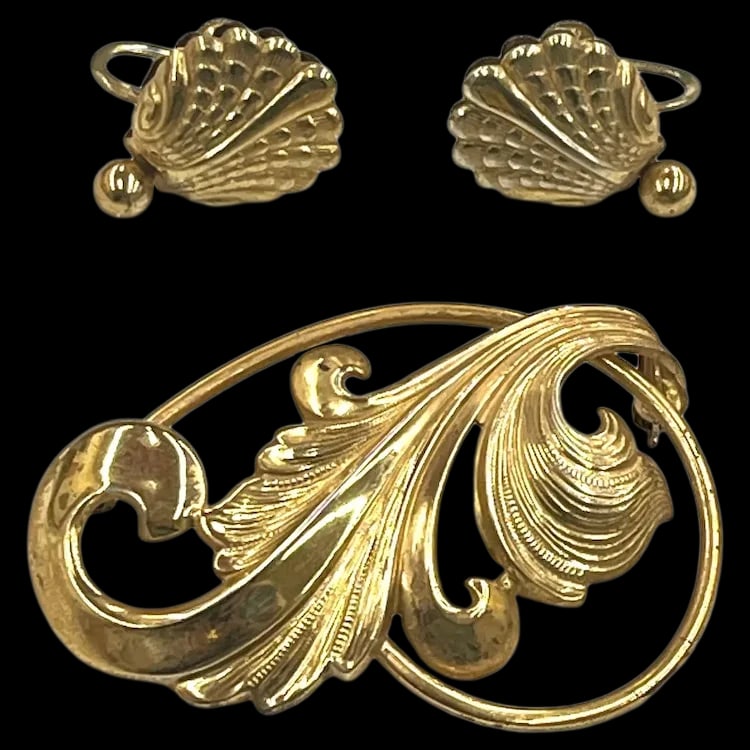 Vintage Sterling Silver Forstner Screw Back Shell Earrings and Leaf Brooch: Title: Vintage Sterling Silver Forstner Screw Back Shell Earrings and Leaf Brooch Description: Vintage Sterling Silver Forstner Screw Back Shell Earrings and Leaf Brooch (Closure is broken, Pin is mis