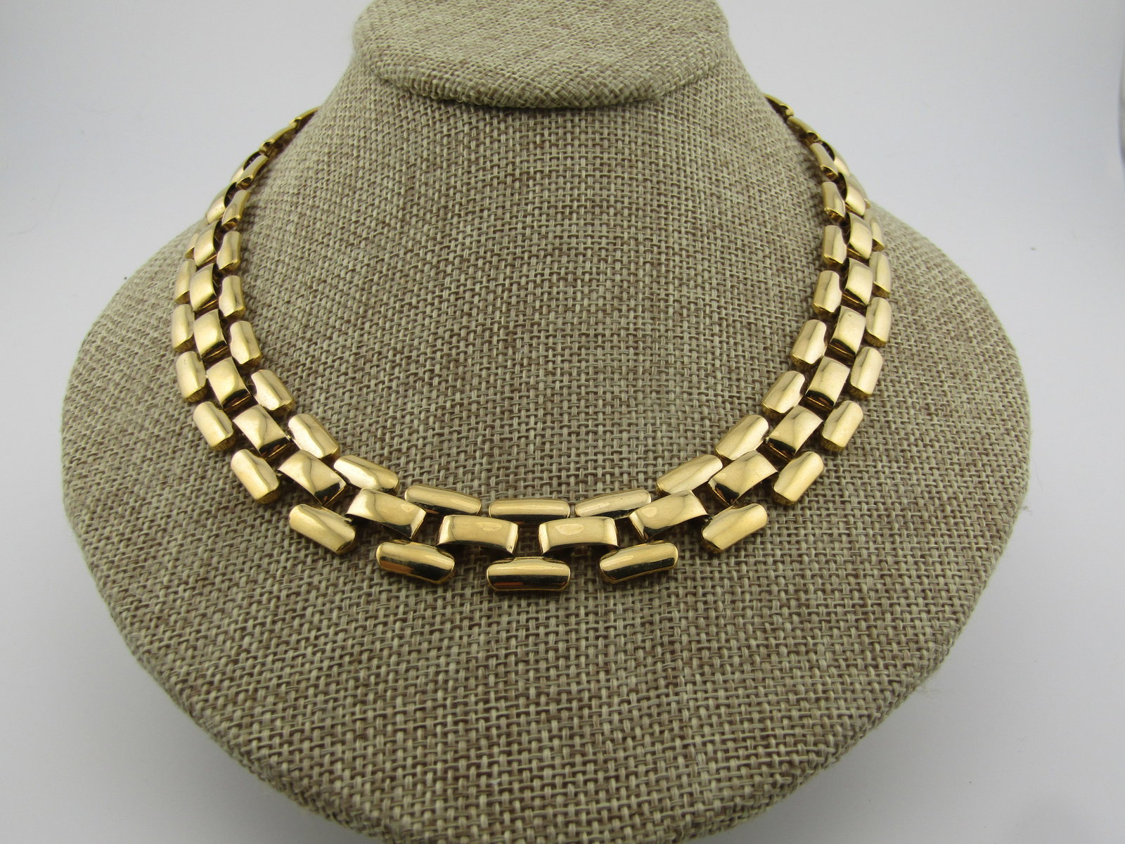 Vintage Gold Woven Link Necklace, 18", 1980's: Vintage Gold Woven Link Necklace, 18", 1980's. This is appx. 5/8" wide with a flip clasp. the center connector link is slightly more domed than the outer links. Very clean and in very good condition.
