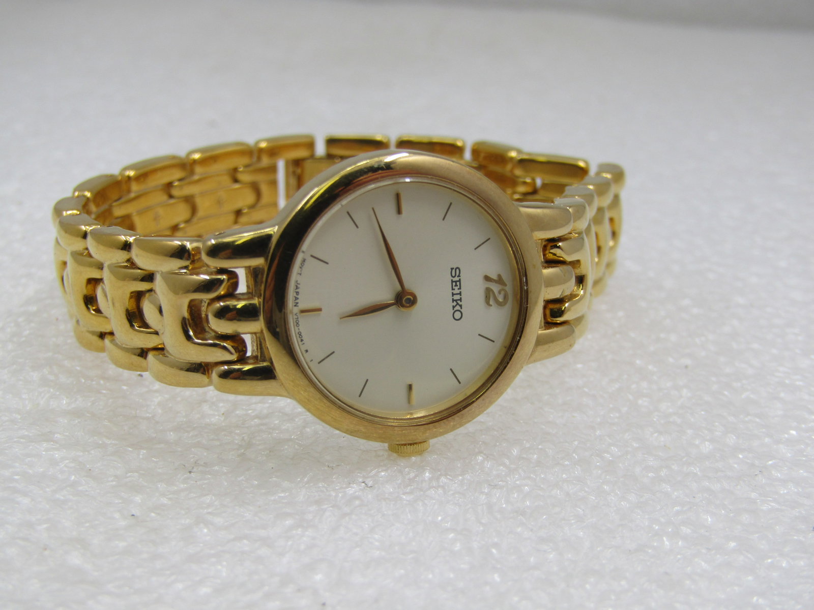 Vintage Gold Tone Ladies Watch Signed Seiko, 7", 12.5M Woven Link: Vintage Gold Tone Ladies Watch Signed Seiko, 7", 12.5M Woven Link. Not sure if this is a battery watch and if so , needs a battery. I do not attempt to remove the backs to avoid damaging the watch. It