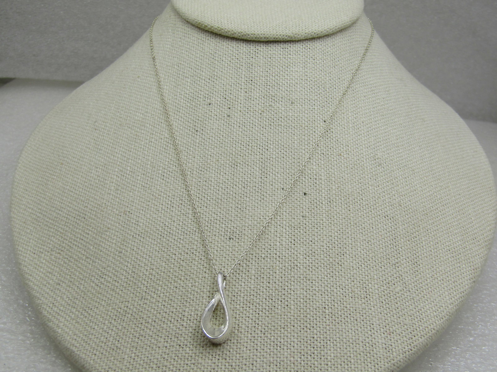Sterling Teardrop Tapered Hoop Necklace 16": terling Teardrop Tapered Hoop Necklace 16". The chain is marked Italy and .925 and signed with a O and triangle mark. THe chain is appx. 1mm wide alternating oval link . It is also marked .925 on the