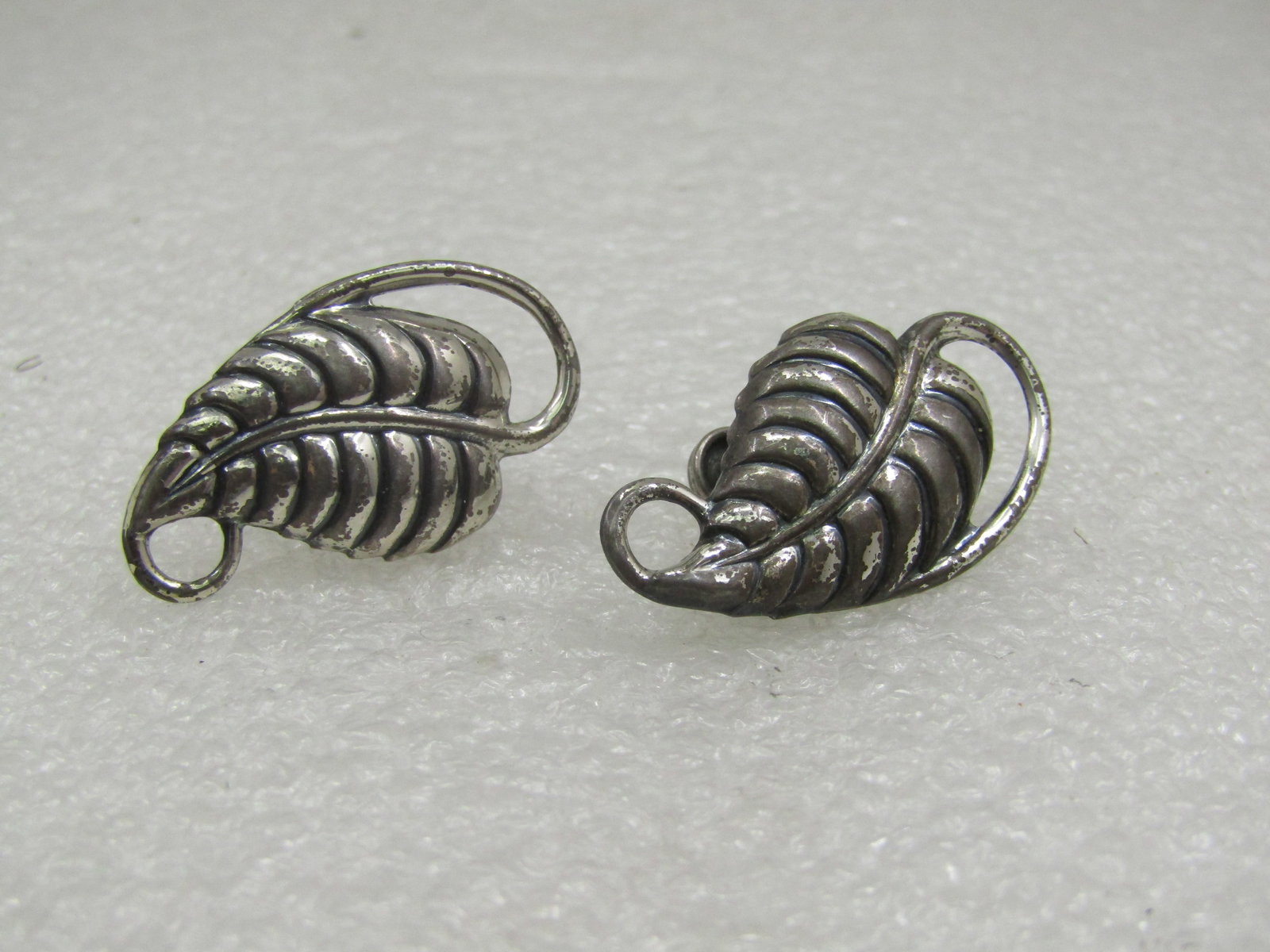 Vintage Sterling Danecraft Leaf Earrings, Screwback, Mid-Century: Vintage Sterling Danecraft Leaf Earrings, Screwback, Mid-Century. 1" long and 5/8" wide. Signed Danecraft and Sterling with an R in the center of the screw. Weight of the earrings is appx. 4.36