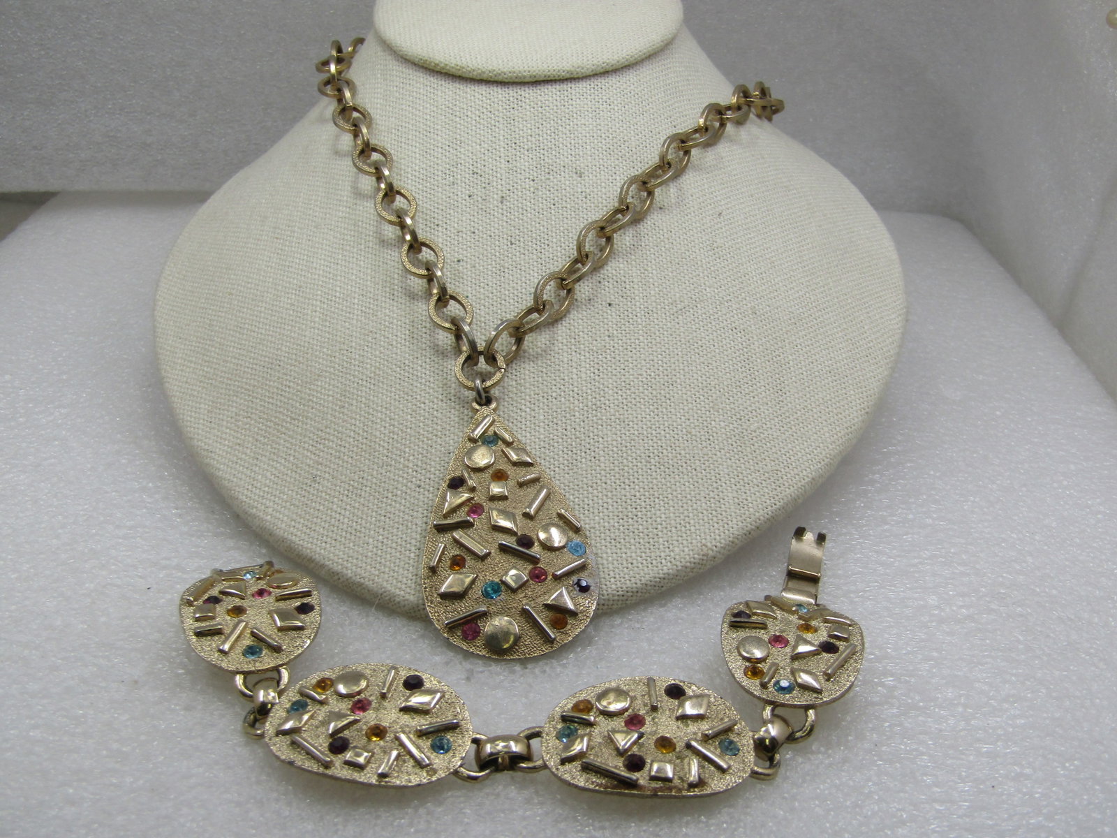 Vintage Rhinestone & Geometric Necklace & Bracelet Set, Sarah Coventry, 1960's-1970's.: Vintage Rhinestone & Geometric Necklace & Bracelet Set, Sarah Coventry, 1960's-1970's. gold tone mod design set. 18" necklace with 9mm wide alternating oval links in textured and smooth finish with