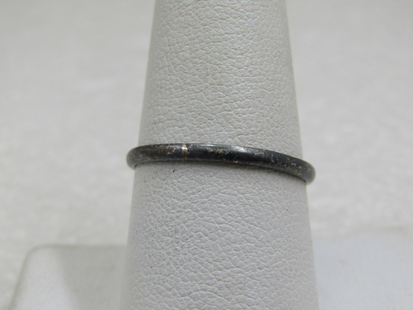 Vintage Sterling Silver Band Ring, Appx. 1.9mm Wide, Unisex: Vintage Sterling Silver Band Ring, Appx. 1.9mm Wide, Unisex. The ring is marked .925 with a weight of 1.07 gr. It has been tested and tests as sterling. It is not signed by the maker Age is appx. 1970
