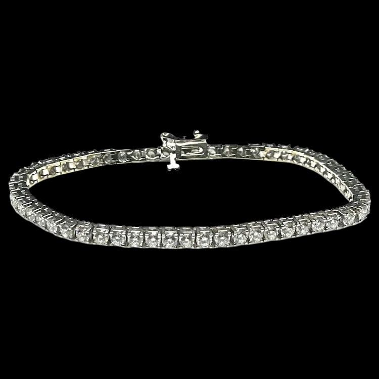 Estate 18k White Gold 4.5 Carat Diamond Tennis Bracelet: Title: Estate 18k White Gold 4.5 Carat Diamond Tennis Bracelet Description: Estate 18k White Gold 4.5 Carat Diamond Tennis Bracelet Hallmarked: 18k Approx. 4.5 Carats Total Weight (Approx. 54
