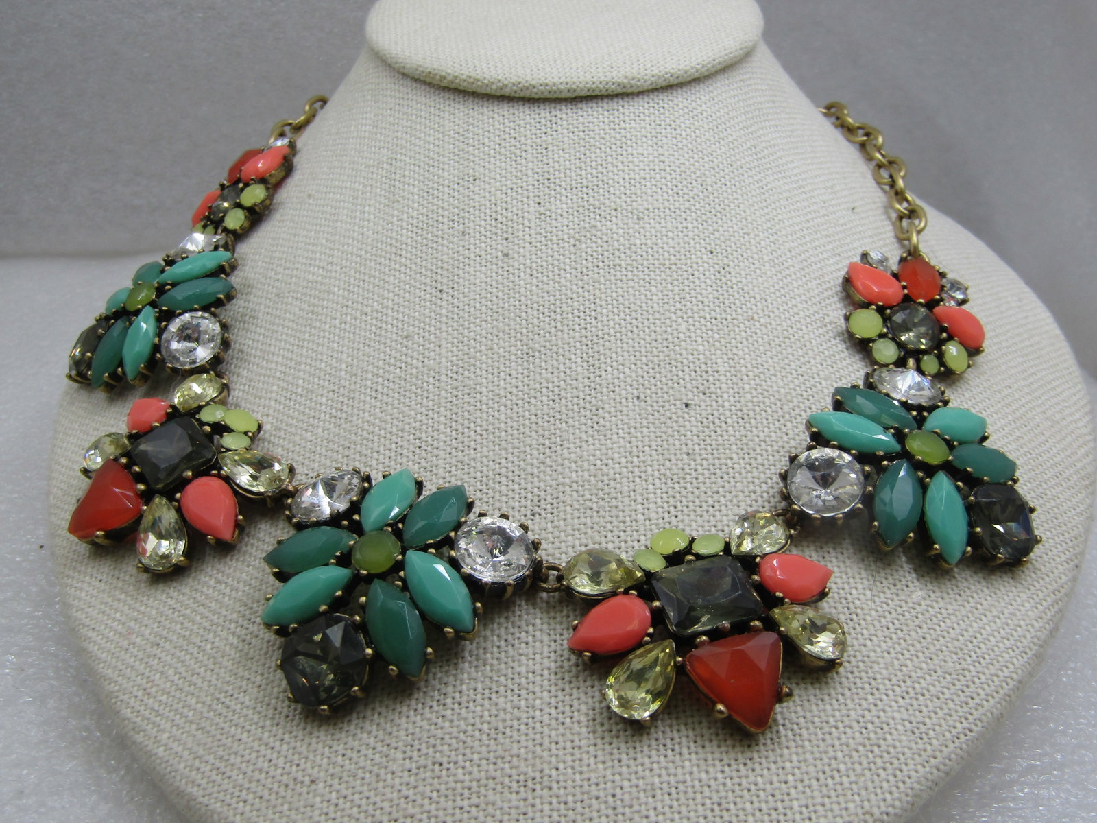 Vintage Rhinestone Multi-Color Drop Necklace, Stella & Dot, 21": Vintage Rhinestone Multi-Color Drop Necklace, Stella & Dot, 21". Gold tone apx. 5.5mm wide oval link necklace with seven links that have alternating colors - there are smaller links on the ends that h
