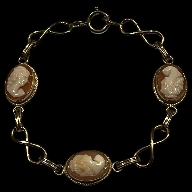 Vintage 12k GF Cameo Bracelet: Title: Vintage 12k GF Cameo Bracelet Description: Vintage 12k GF Cameo Bracelet 1/20 - 12k GF Weighs 8.8 grams Measures 7.25 inches Length Costume Reserve: $50.00 Shipping: Domestic: Flat-rate of