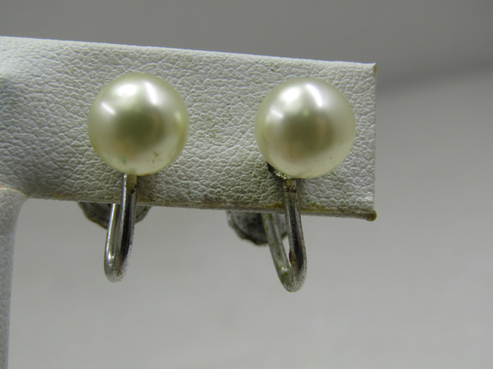 Vintage Marvella Sterling Faux Pearl Earrings, Screwback Mid-Century: Vintage Marvella Sterling Faux Pearl Earrings, Screwback Mid-Century. Faux pearl appx. 8mm round set in sterling screw back settings. Marked sterling and signed Marvella. Weight of the earrings is