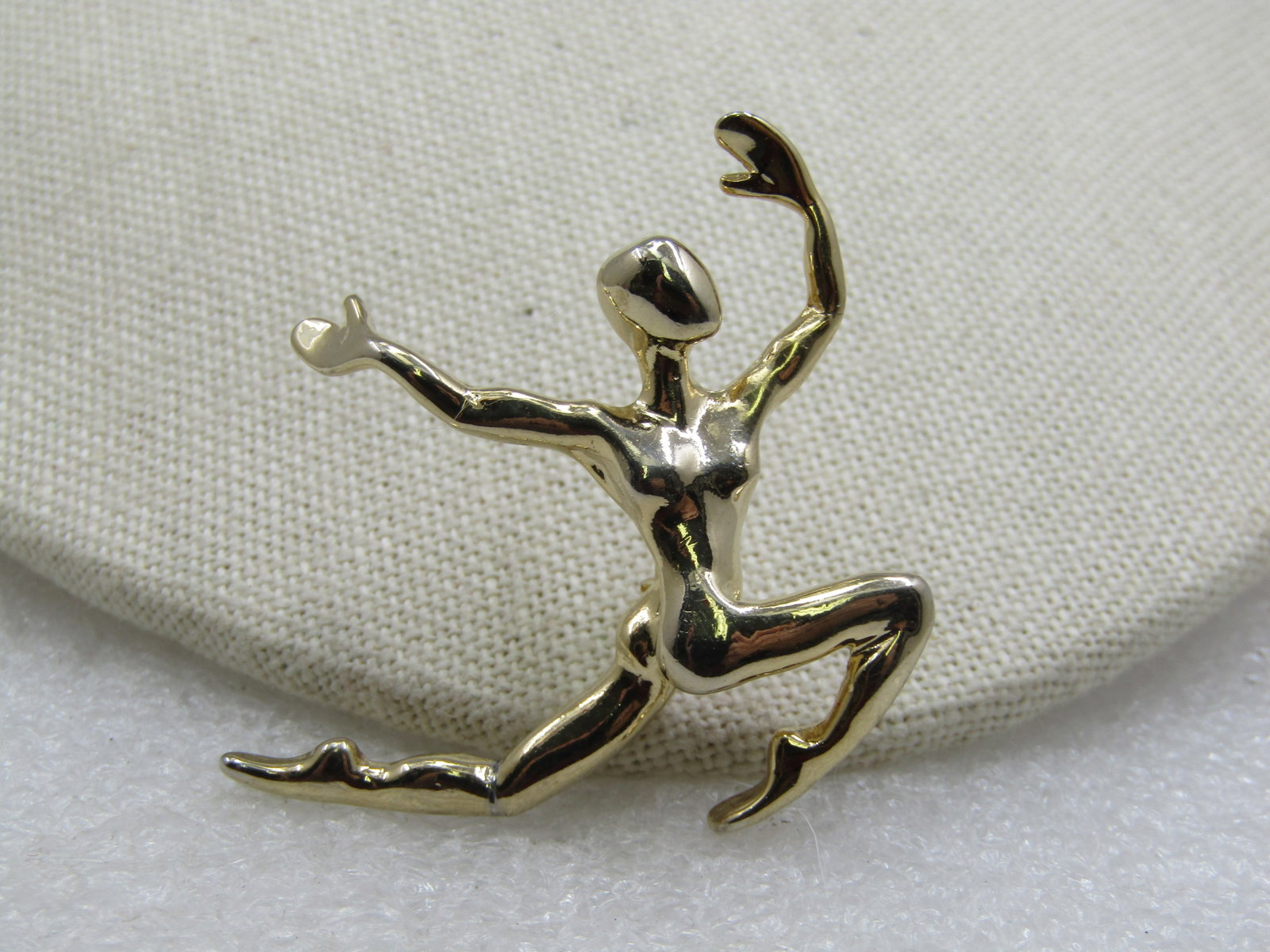 Vintage Male Ballet Dancer Brooch, Mod Design, 1960s-1970's: Vintage Male Ballet Dancer Brooch, Mod Design, 1960s-1970's. 1.75" tall and wide in a smooth finish. Gold tone. 1960's-1970's. Not signed by the maker. Very good condition. (W49226 SS7087 LD