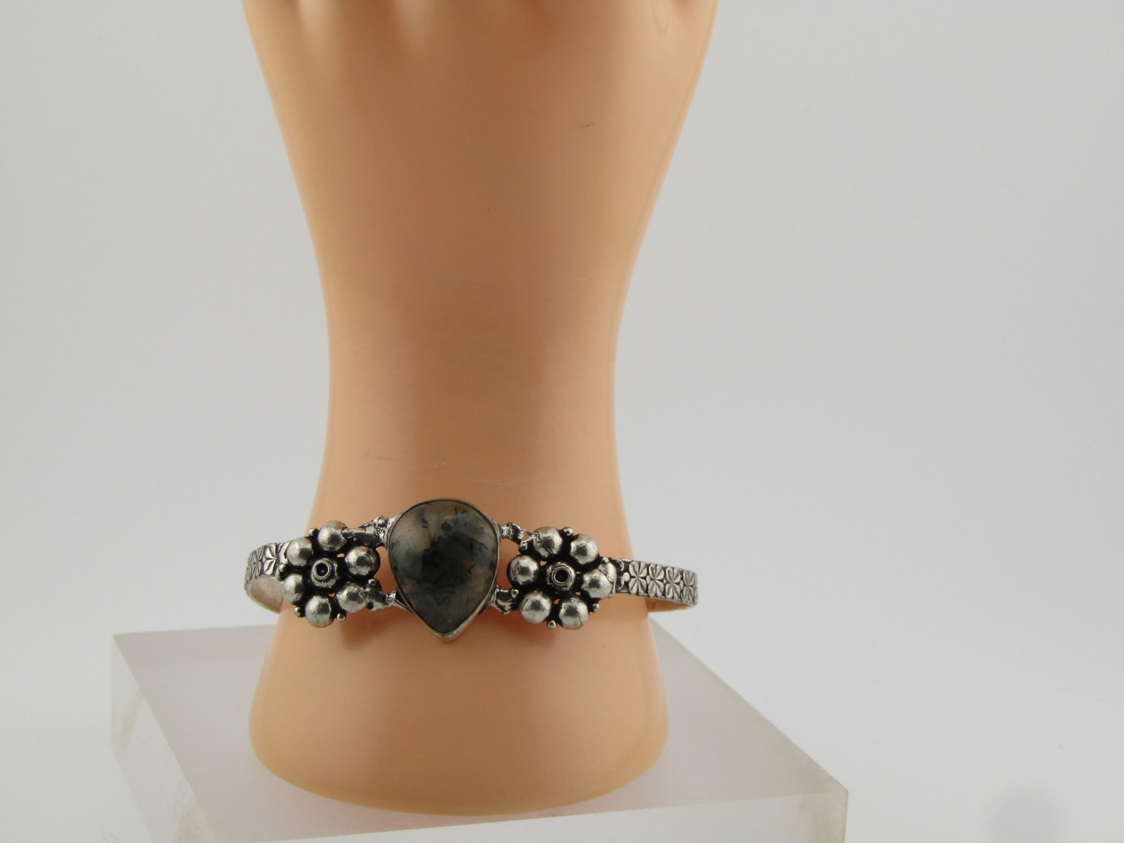 Silver Southwestern Style Cuff Bracelet, Green Stone 8", 1980's-1990's - 5